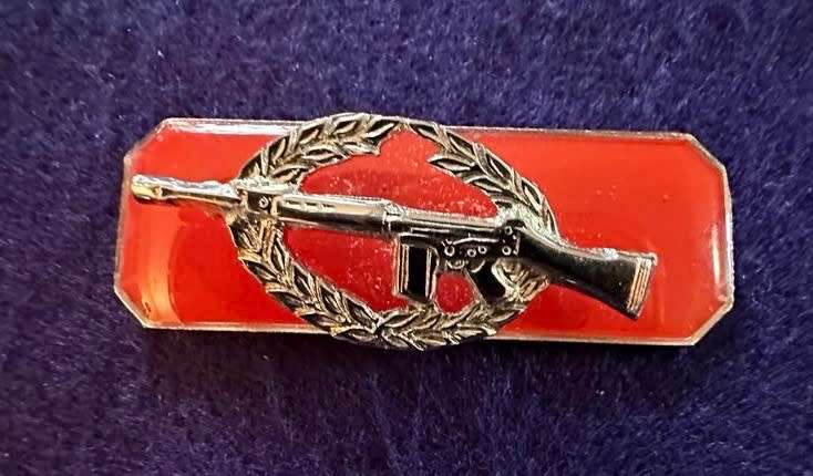 SADF Sniper Qualification Badge with Wreath / Skiet Balkie - SILVER