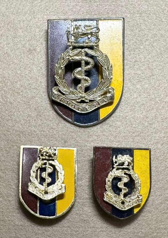 Rhodesian Medical Corps - SET BERET AND COLLARS MOUNTED ON STEEL ENAMEL FLASHES