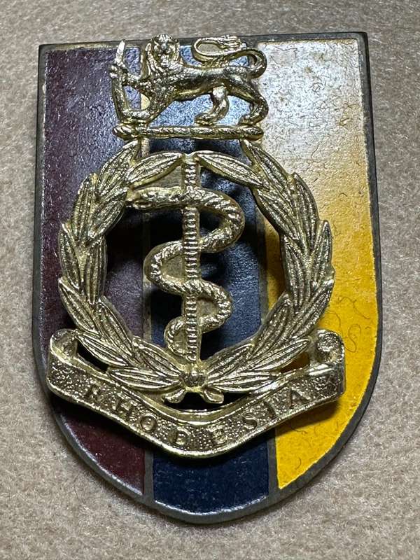 Rhodesian Medical Corps - SET BERET AND COLLARS MOUNTED ON STEEL ENAMEL FLASHES