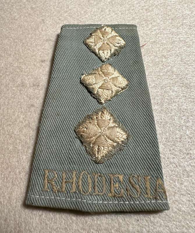Rhodesian Forces - SINGLE CAPT RANK BOARDS/SLIP ONS WW2 WITH RHODESIA EMBROIDERED TITLE