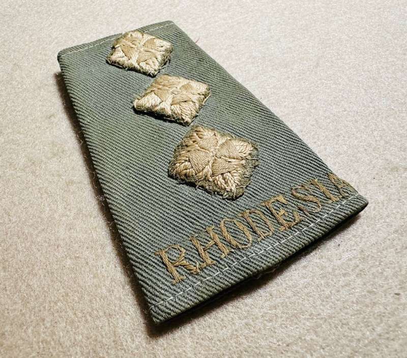 Rhodesian Forces - SINGLE CAPT RANK BOARDS/SLIP ONS WW2 WITH RHODESIA EMBROIDERED TITLE