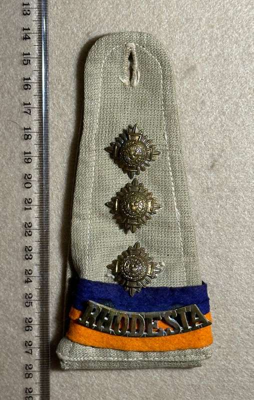Rhodesian Forces - SINGLE CAPT RANK BOARDS/SLIP ONS WW2 WITH RHODESIA BRASS TITLE AND FLASH