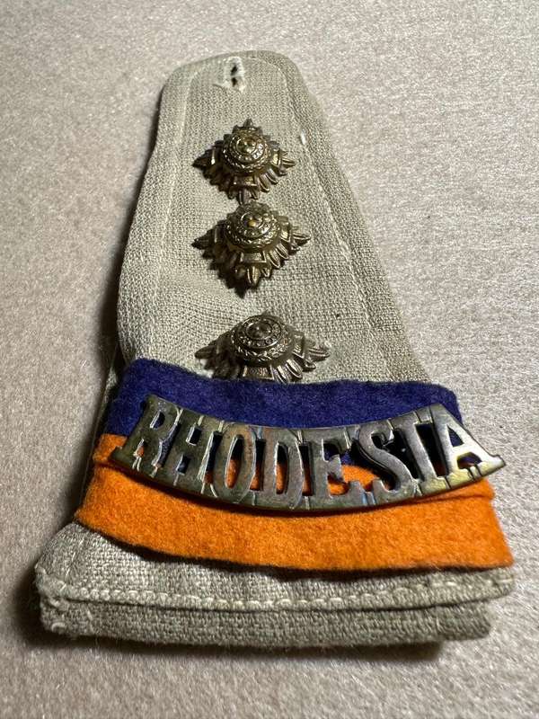 Rhodesian Forces - SINGLE CAPT RANK BOARDS/SLIP ONS WW2 WITH RHODESIA BRASS TITLE AND FLASH