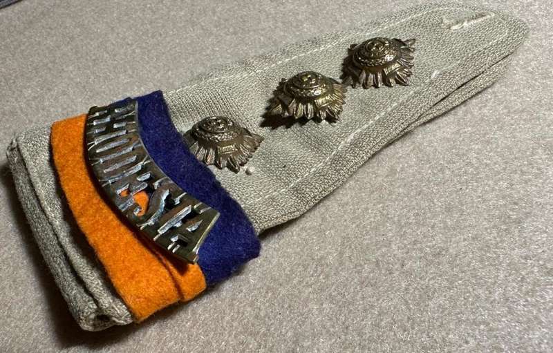 Rhodesian Forces - SINGLE CAPT RANK BOARDS/SLIP ONS WW2 WITH RHODESIA BRASS TITLE AND FLASH