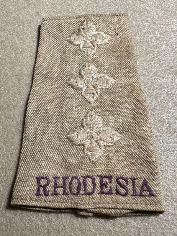 Rhodesian Forces - SINGLE CAPT RANK BOARDS/SLIP ONS WW2 WITH EMBROIDERED RHODESIA TITLE