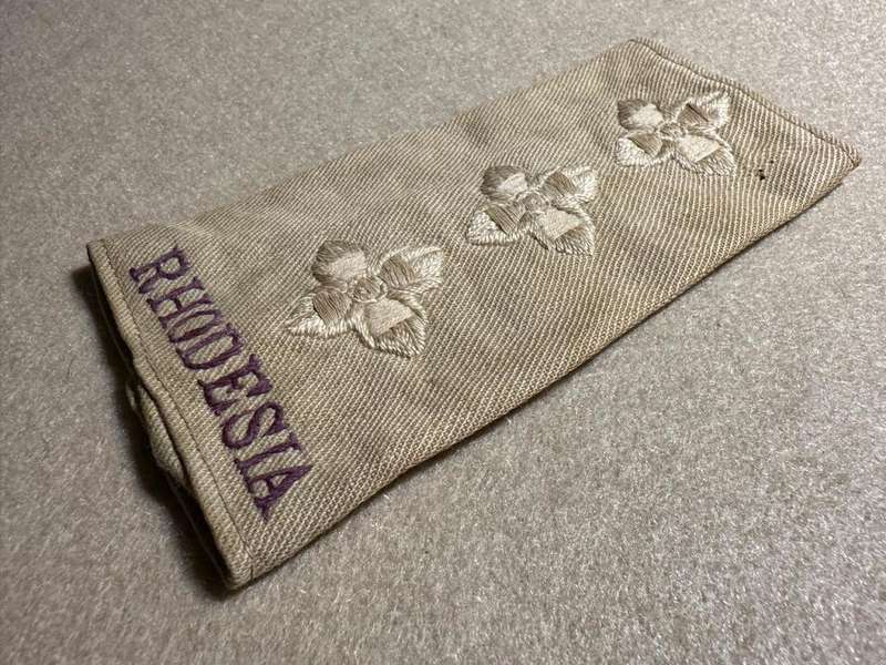 Rhodesian Forces - SINGLE CAPT RANK BOARDS/SLIP ONS WW2 WITH EMBROIDERED RHODESIA TITLE