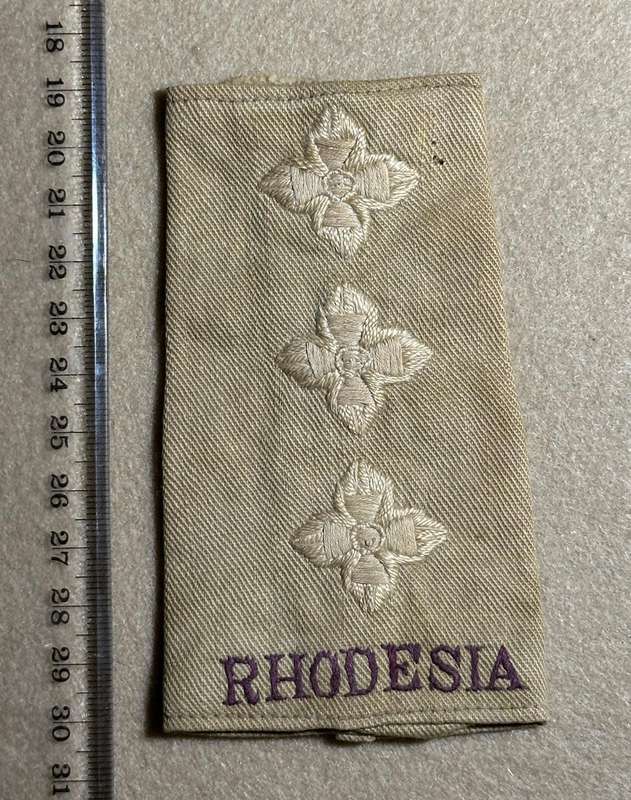 Rhodesian Forces - SINGLE CAPT RANK BOARDS/SLIP ONS WW2 WITH EMBROIDERED RHODESIA TITLE