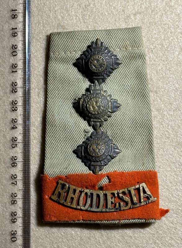 Rhodesian Forces - SINGLE CAPT RANK BOARDS/SLIP ONS WW2 WITH BRASS RHODESIA TITLE AND RED FLASH