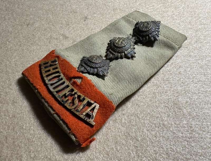 Rhodesian Forces - SINGLE CAPT RANK BOARDS/SLIP ONS WW2 WITH BRASS RHODESIA TITLE AND RED FLASH