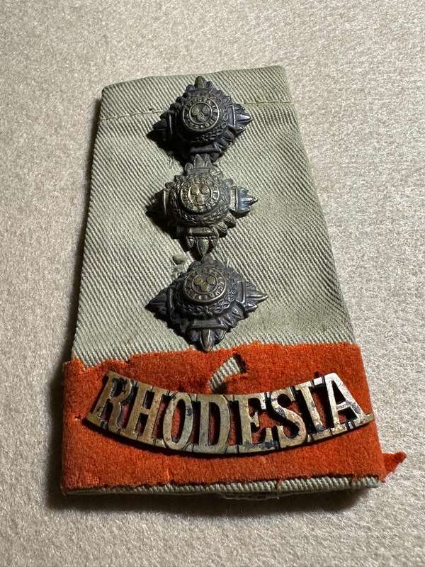 Rhodesian Forces - SINGLE CAPT RANK BOARDS/SLIP ONS WW2 WITH BRASS RHODESIA TITLE AND RED FLASH