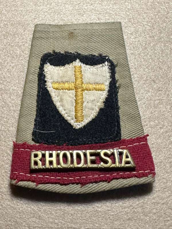 Rhodesian Forces - SINGLE SLIPS ONS RHODESIA WITH 8TH ARMY NORTH AFRICA WITH METAL TITLE ON RED BACK