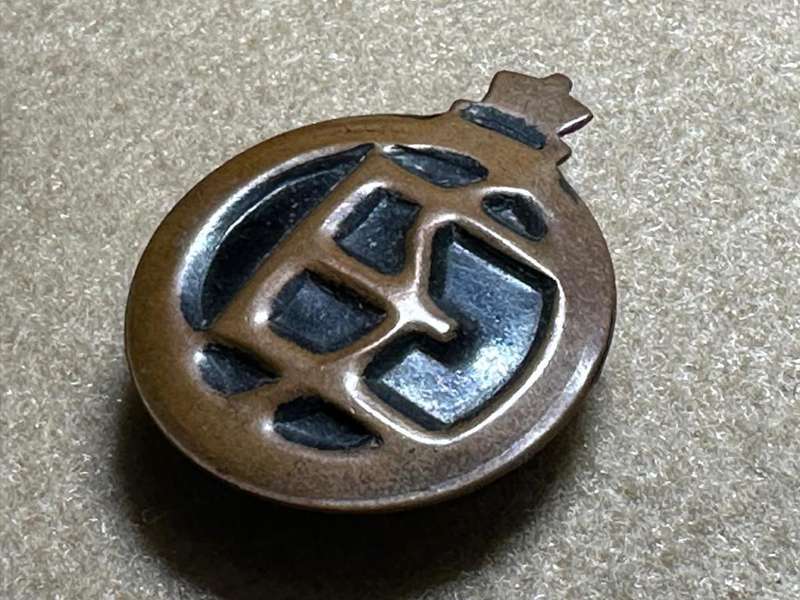 Rhodesian Forces - ESSENTIAL WAR SERVICES LAPEN PIN