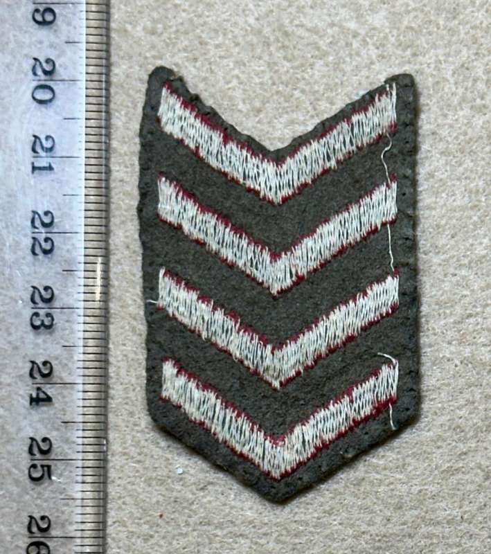 Rhodesian Forces - CLOTH BADGE FOR SENIOR SERGEANT RED COTTON ON BROWN BACKING - VARIATION