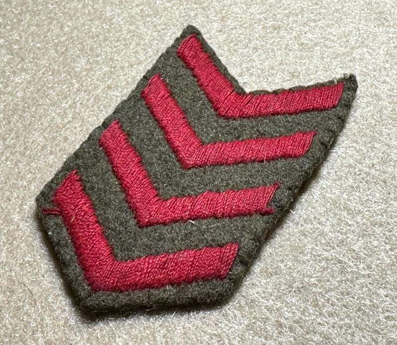 Rhodesian Forces - CLOTH BADGE FOR SENIOR SERGEANT RED COTTON ON BROWN BACKING - VARIATION