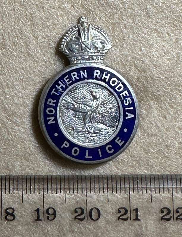 Northern Rhodesia Police - 1 NRP ENAMEL & METAL CAP BADGE WITH KC