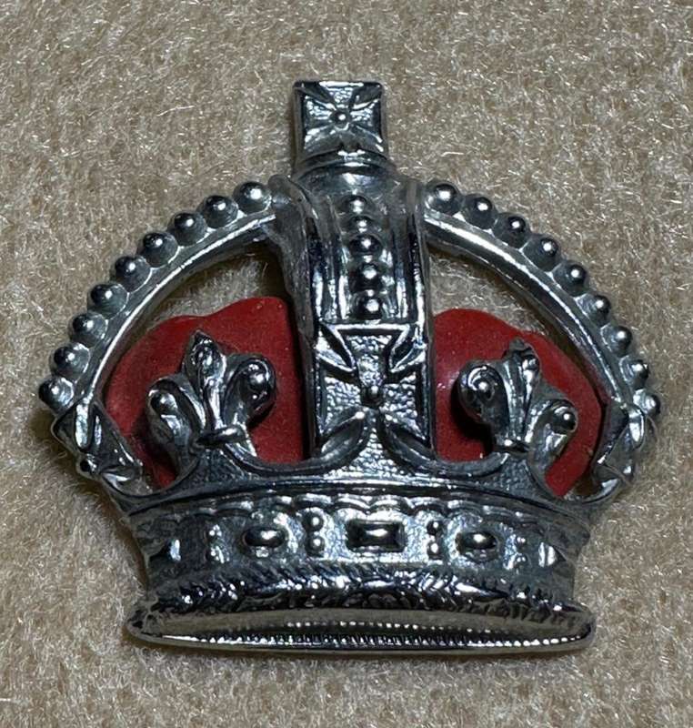 Northern Rhodesia Police - NRP - OFFICERS RANK CROWN KC WITH RED BACKING