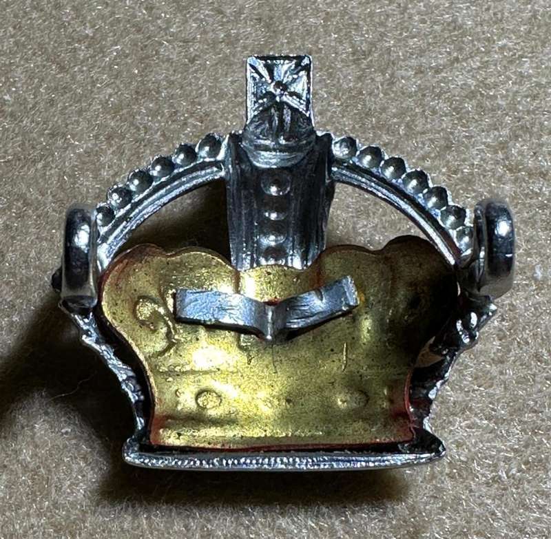 Northern Rhodesia Police - NRP - OFFICERS RANK CROWN KC WITH RED BACKING