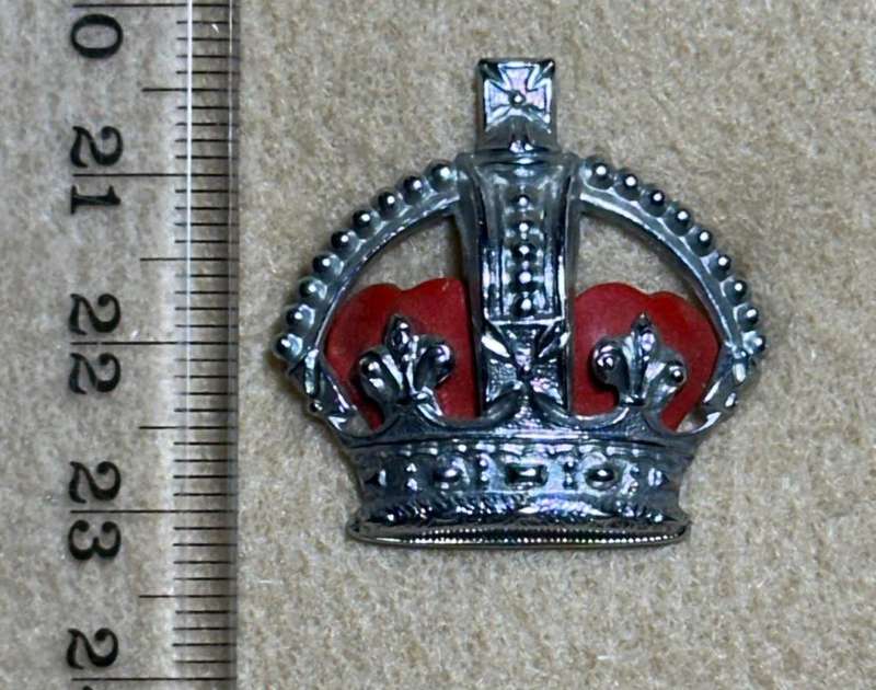 Northern Rhodesia Police - NRP - OFFICERS RANK CROWN KC WITH RED BACKING