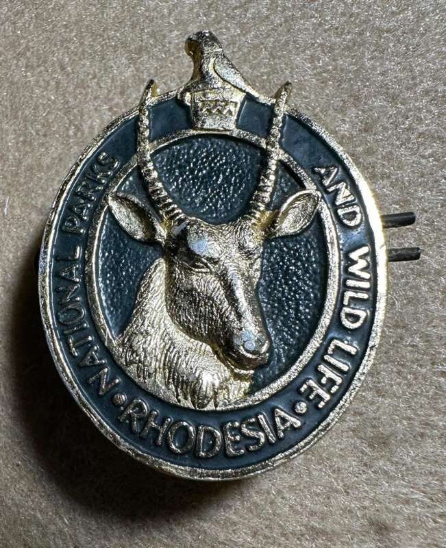 Rhodesian PARKS AND WILDLIFE - NAT PARKS AND WILDLIFE RHODESIA CAP BADGE