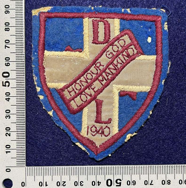 Rhodesian School Badge - David Livingstone Junior School - MOTTO - HONOUR GOD LOVE MANKIND