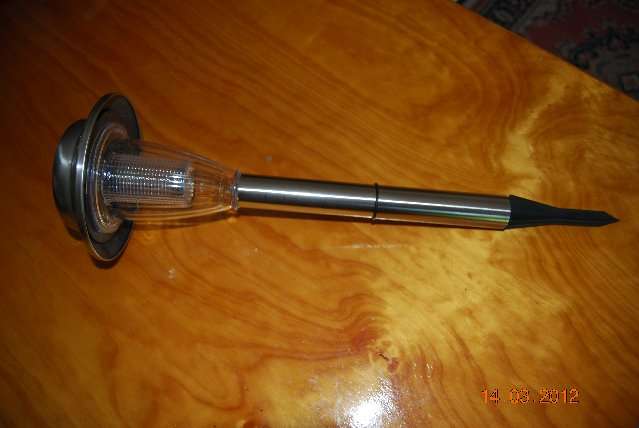 BRAND NEW SOLAR POWERED  GARDEN LIGHT