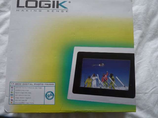 BRAND NEW 17.8 CM DIGITAL PHOTO FRAME