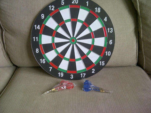 *** British Style Dartboard with 6 darts***15"x1/2"***Brand New***