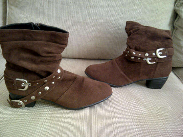 ***Stylish & Funky Ladies Brown Ankle Type Boots with studded design***Size 5 ONLY***BRAND NEW***
