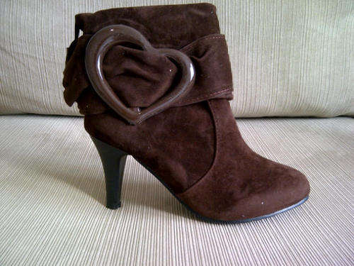 **Cute & Funky Ladies Brown Ankle Style Boots with Heel & Heart Shaped Design**Size 3, 5, 6 ONLY***