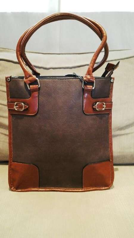 **Stunning Ladies PU Leather Handbag With a Beautiful Design**2 Divided Sections**2 Colours Avail***