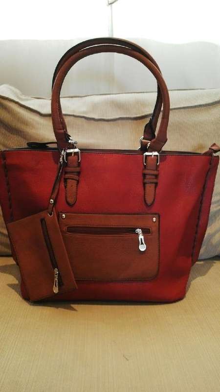**Stunning Ladies 2pc Red/Tan PU Leather Handbag/ Travel Bag**52cm**BEAUTIFUL PIECE**BRAND NEW**
