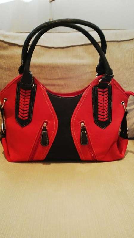 **Stunning Ladies Red/Black PU Leather Handbag With Beautiful Detail & Design**BRAND NEW**