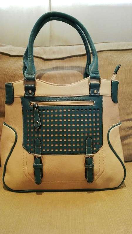 **Stunning Ladies CREAM/BLUE PU Leather Handbag With Beautiful Detail & Design**BRAND NEW**