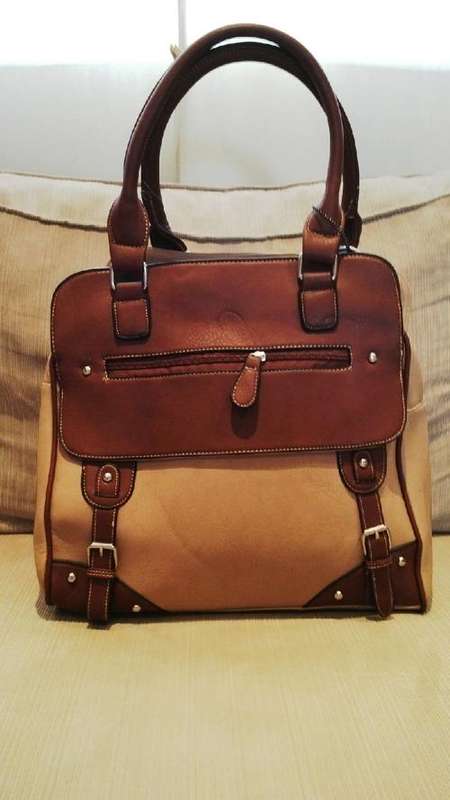 **Stunning Ladies Beige/Brown PU Leather Handbag With Beautiful Detail & Design**BRAND NEW**