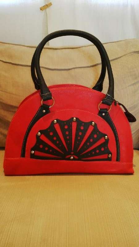 **Pretty Ladies RED/BLACK PU Leather Handbag With Beautiful Detail & Design**BRAND NEW**
