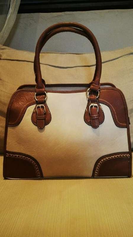 **Pretty Ladies Cream/Tan PU Leather Handbag With Beautiful Detail & Design**BRAND NEW**