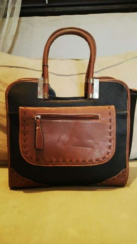 **Pretty Ladies BLACK/TAN PU Leather Handbag / SlingBag With Beautiful Detail & Design**BRAND NEW**