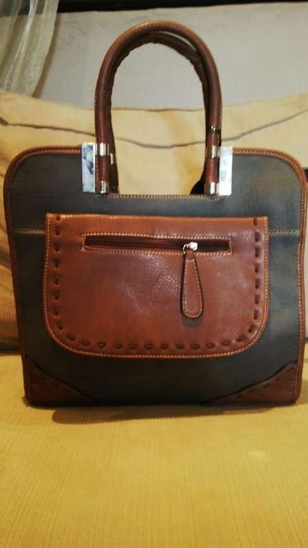 **Pretty Ladies GREY/TAN PU Leather Handbag / SlingBag With Beautiful Detail & Design**BRAND NEW**