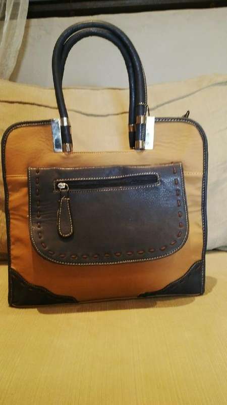 *Pretty Ladies CARAMEL/BROWN PU Leather Handbag / SlingBag With Beautiful Detail & Design*BRAND NEW*