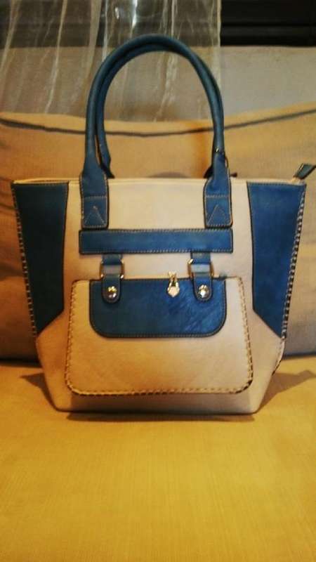 ***Stunning Ladies 2pc Cream/Blue PU Leather Handbag***BEAUTIFUL PIECE***BRAND NEW***