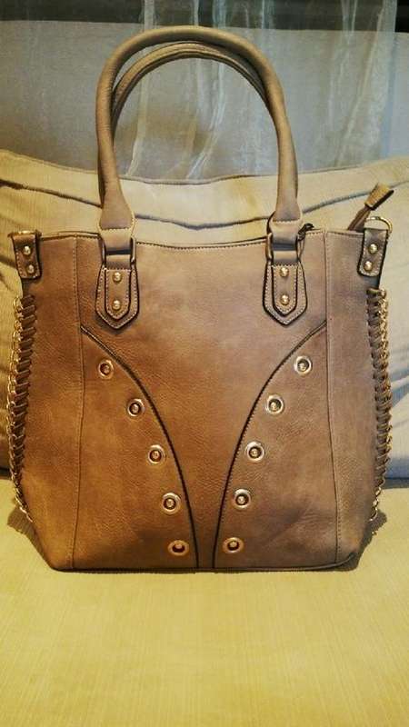 ***NEW***Stunning Ladies LIGHT BROWN/GOLD PU Leather Handbag With Beautiful Detail & Design***