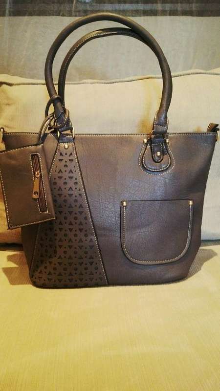 ***NEW***Stunning Ladies 2pc GREY PU Leather Handbag***BEAUTIFUL PIECE***BRAND NEW***