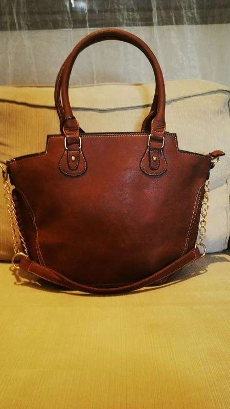 **NEW**Stunning Ladies TAN/GOLD PU Leather Handbag With Beautiful Detail & Design***BRAND NEW**