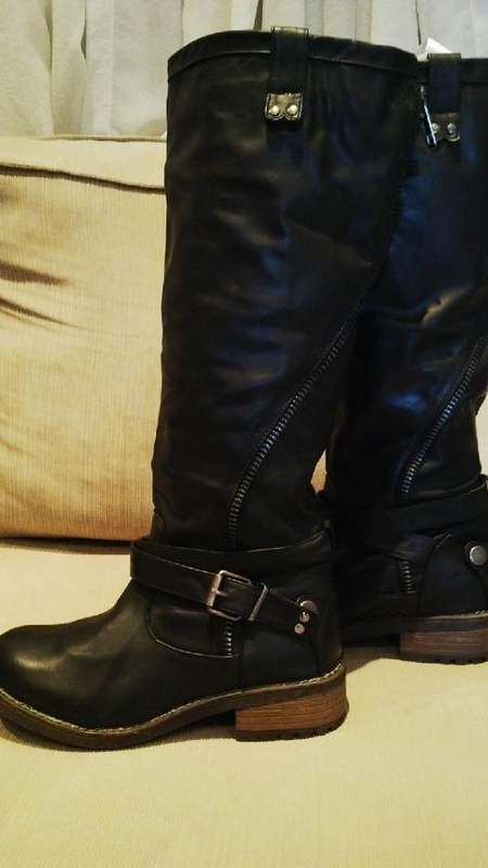 *Stunning Ladies Long BLACK Leather Like Boots With Funky Design**Size 7 1/2**BEAUTIFUL**BRAND NEW**