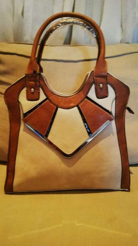 **Stunning Ladies Cream/Tan PU Leather Handbag With Beautiful Detail & Design**BRAND NEW**