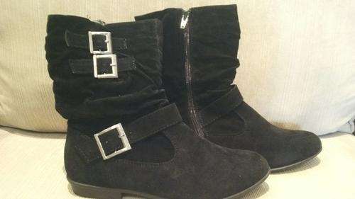 ***NEW DESIGN***Cute & Funky Ladies Black Suede Like Boots***Size 6 ONLY***STUNNING***