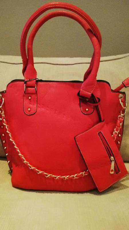 **NEW**Stunning Ladies 2pc RED/GOLD PU Leather Handbag With Beautiful Detail & Design***BRAND NEW**