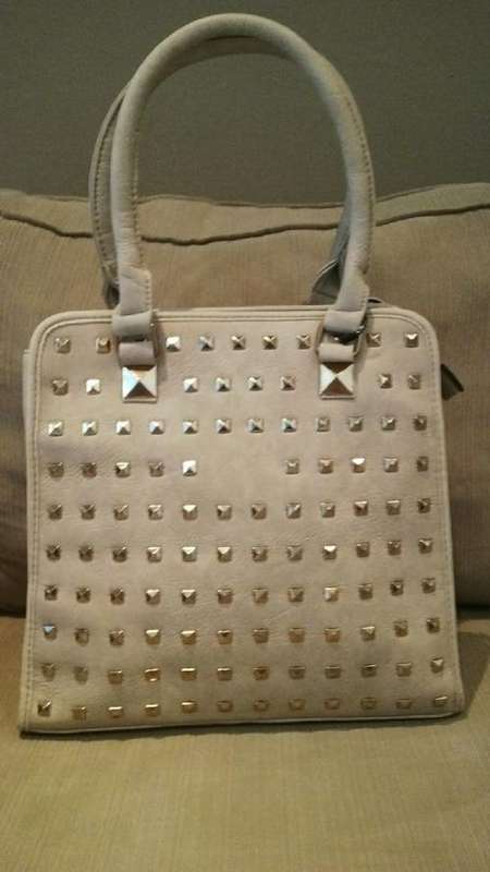 **NEW**Stunning Ladies 2pc CREAM/GOLD PU Leather Handbag With Beautiful Detail & Design***LAST ONE**