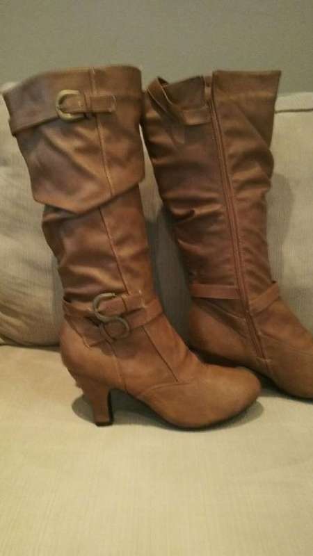 **NEW**Stunning Ladies Long TAN Leather Like Boots With Funky Design**Size 8 ONLY**BEAUTIFUL**NEW**