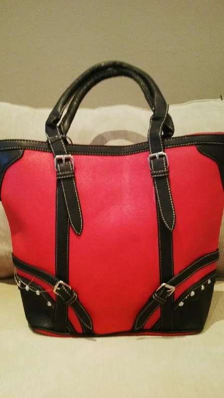 **Stunning Ladies Red/Black PU Leather Handbag With Beautiful Detail & Design**BRAND NEW**